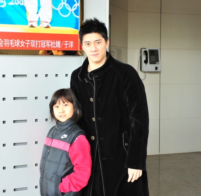 Fu Haifeng and a young fan of his