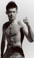 Shirtless Lin Dan showing six-pack abs!