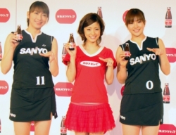 Reiko Shiota and partner Kumiko Ogura promoting a drink.