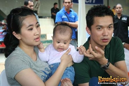 Taufik Hidayat with wife and baby.