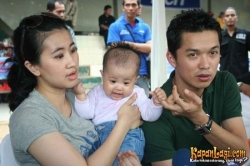 Taufik Hidayat with wife and baby.