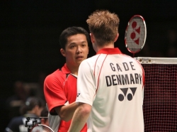 Taufik Hidayat shaking hands with Peter Gade.